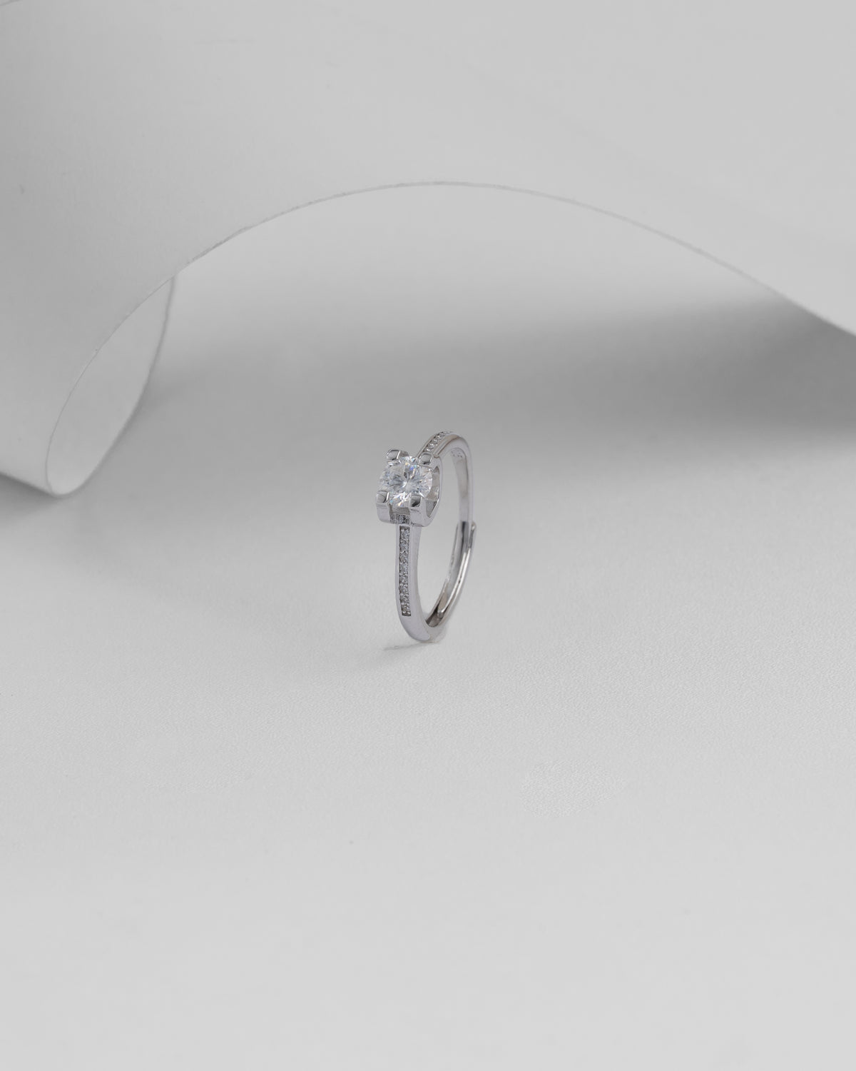 Anillo Solitario en Plata 925 con Circonia Central y Banda con Brillantes